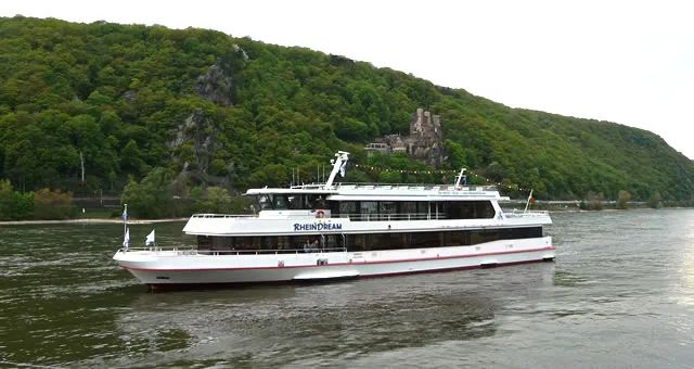 Schiff auf dem Rhein vor Rüdesheimer Weinbergen